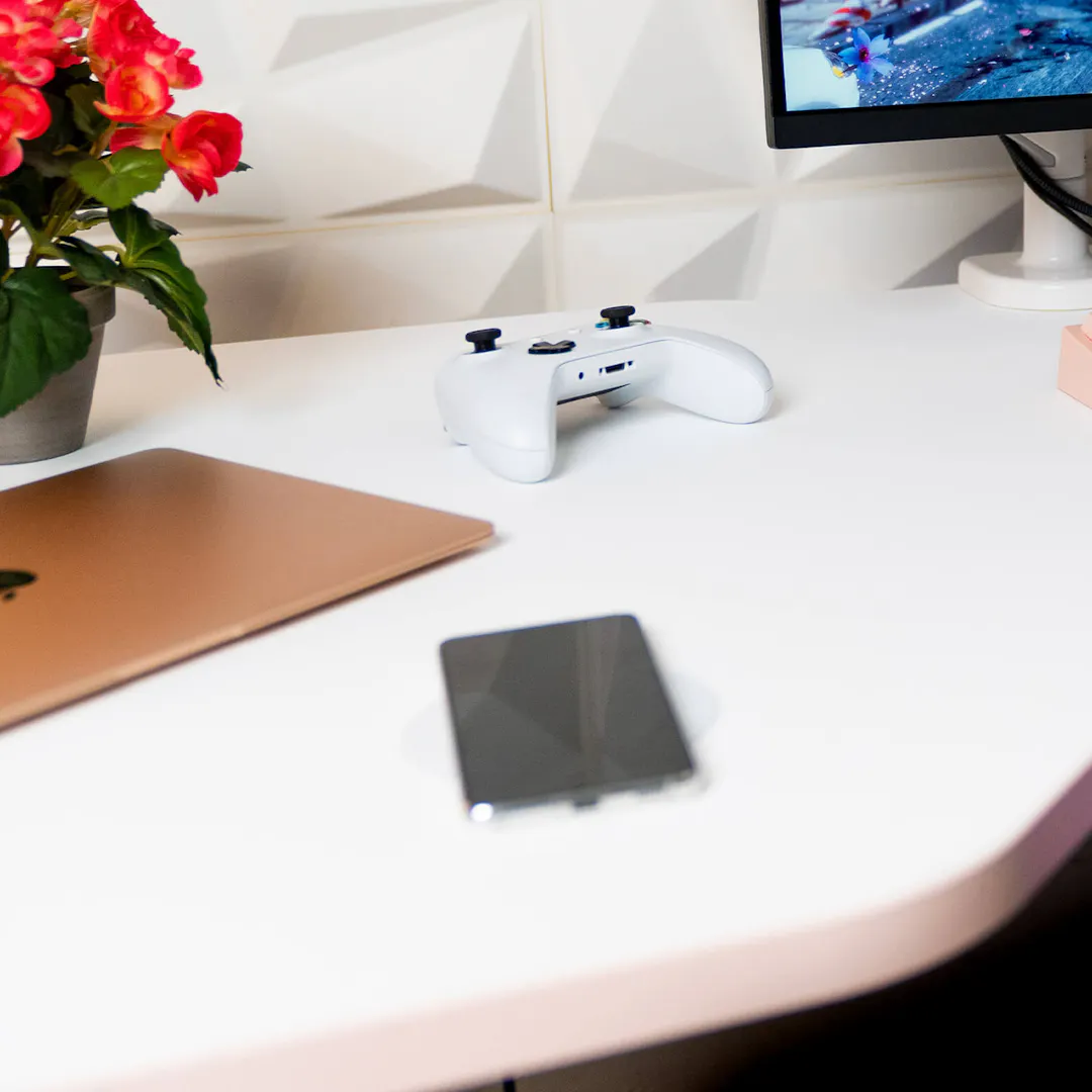 LeetDesk Wireless Charger auf weißem Schreibtisch im Einsatz