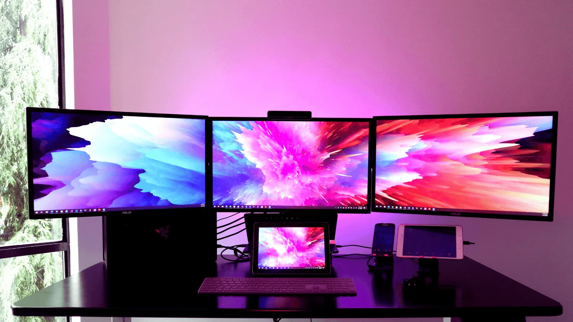 Ein Gaming Setup mit verschiedenenen Bildschirmgroessen