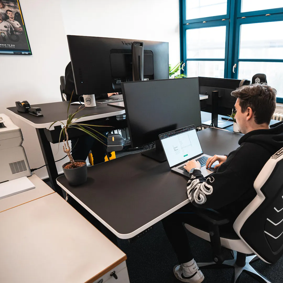 gaming tabletops from leetdesk pro series come with anti-fingerprint coating called ghost touch