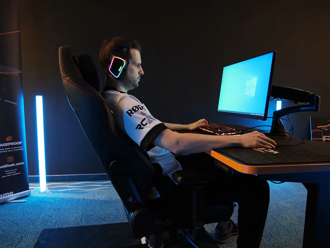 Sofern du deinen Gaming Tisch als "ergonomischen höhenverstellbaren Tisch" angibst, treffen als Punkte auch auf Gaming Tische zu | Credit: LeetDesk