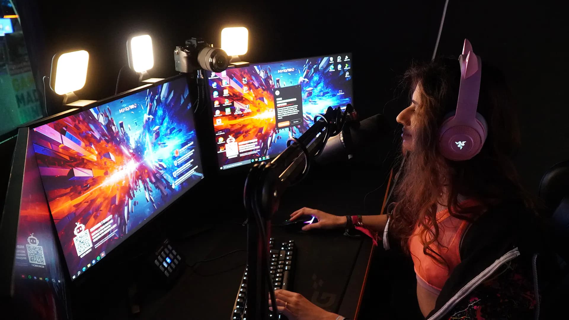 Eine Streamerin wird von Streaming Lights angestrahlt